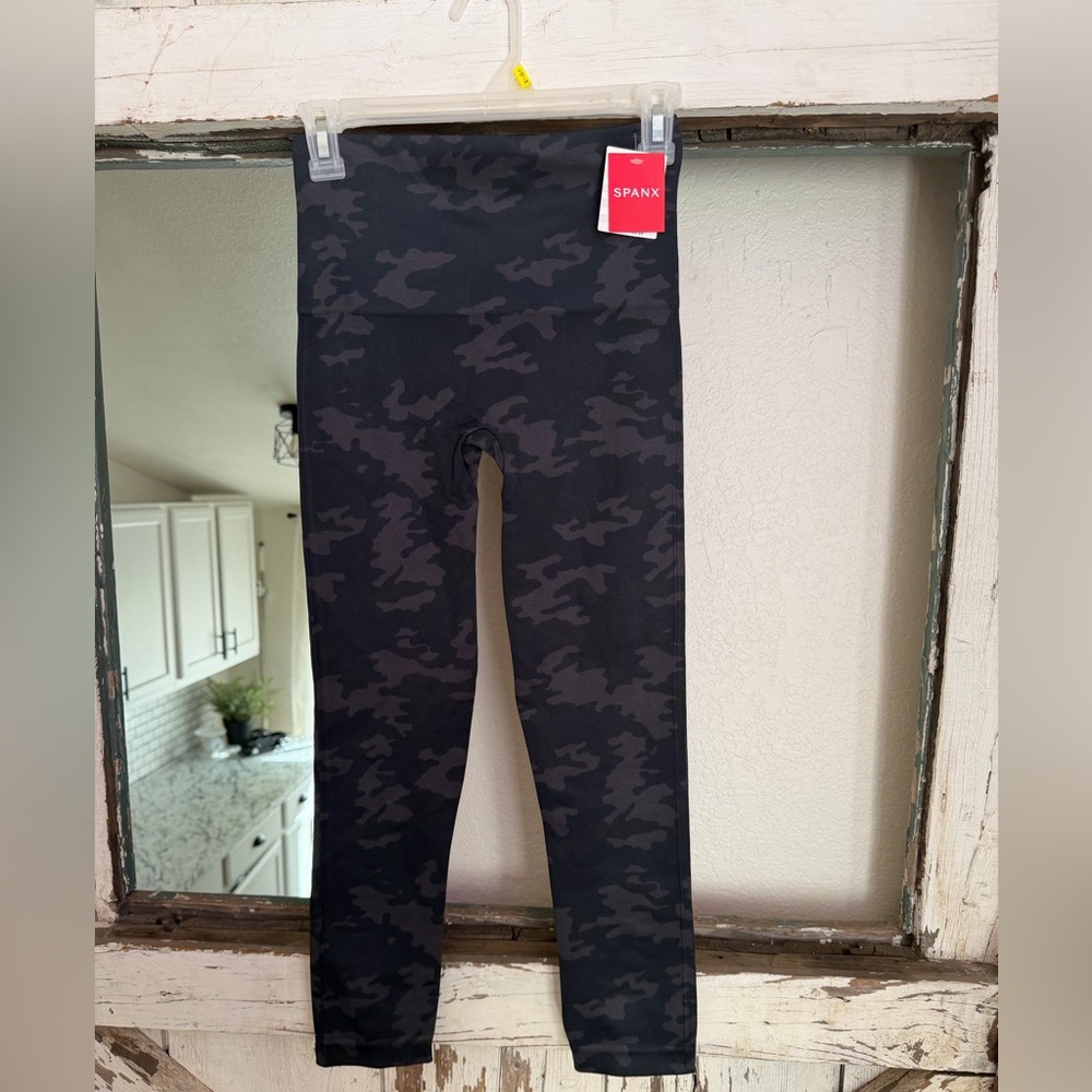 SPANX Black & Charcoal Camo Leggings NWT SIZE MEDIUM